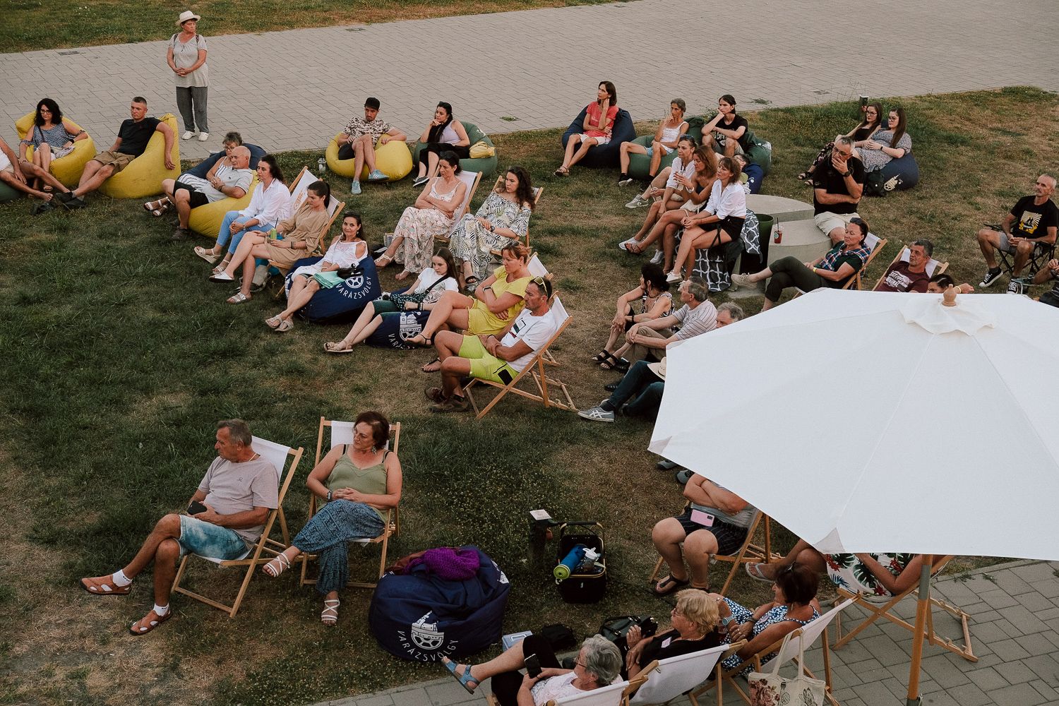 PÉK PLATZ | Kerekasztal beszélgetés | Varázsvölgy KERT MOZI x Nők Civilben Egyesület FILMKLUB - 2024. augusztus 16.