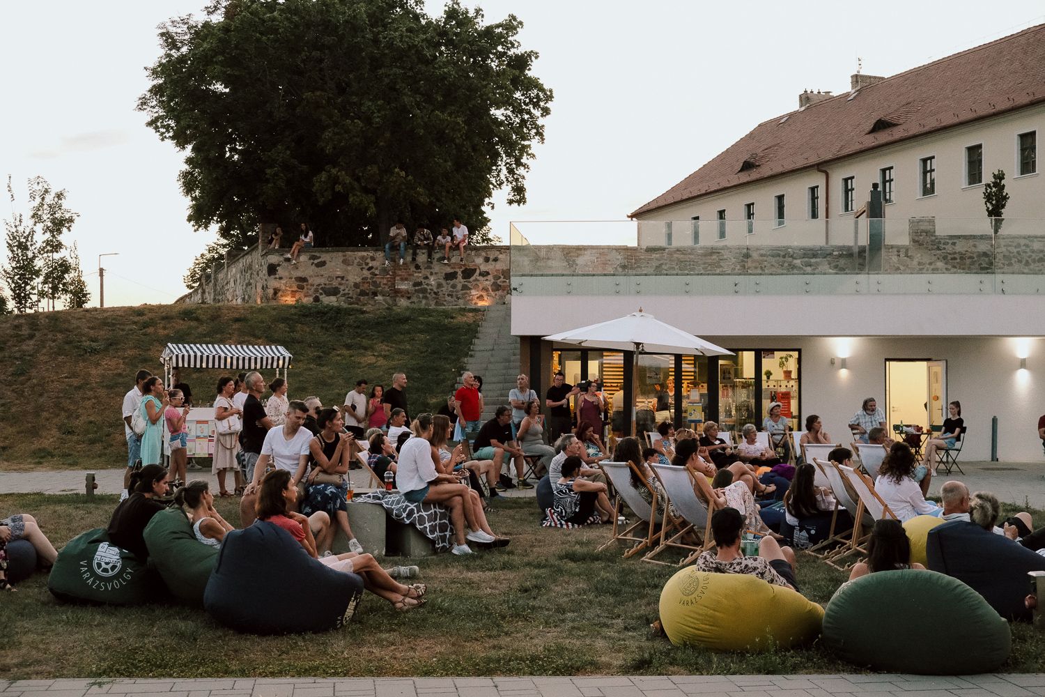 PÉK PLATZ | Kerekasztal beszélgetés | Varázsvölgy KERT MOZI x Nők Civilben Egyesület FILMKLUB - 2024. augusztus 16.