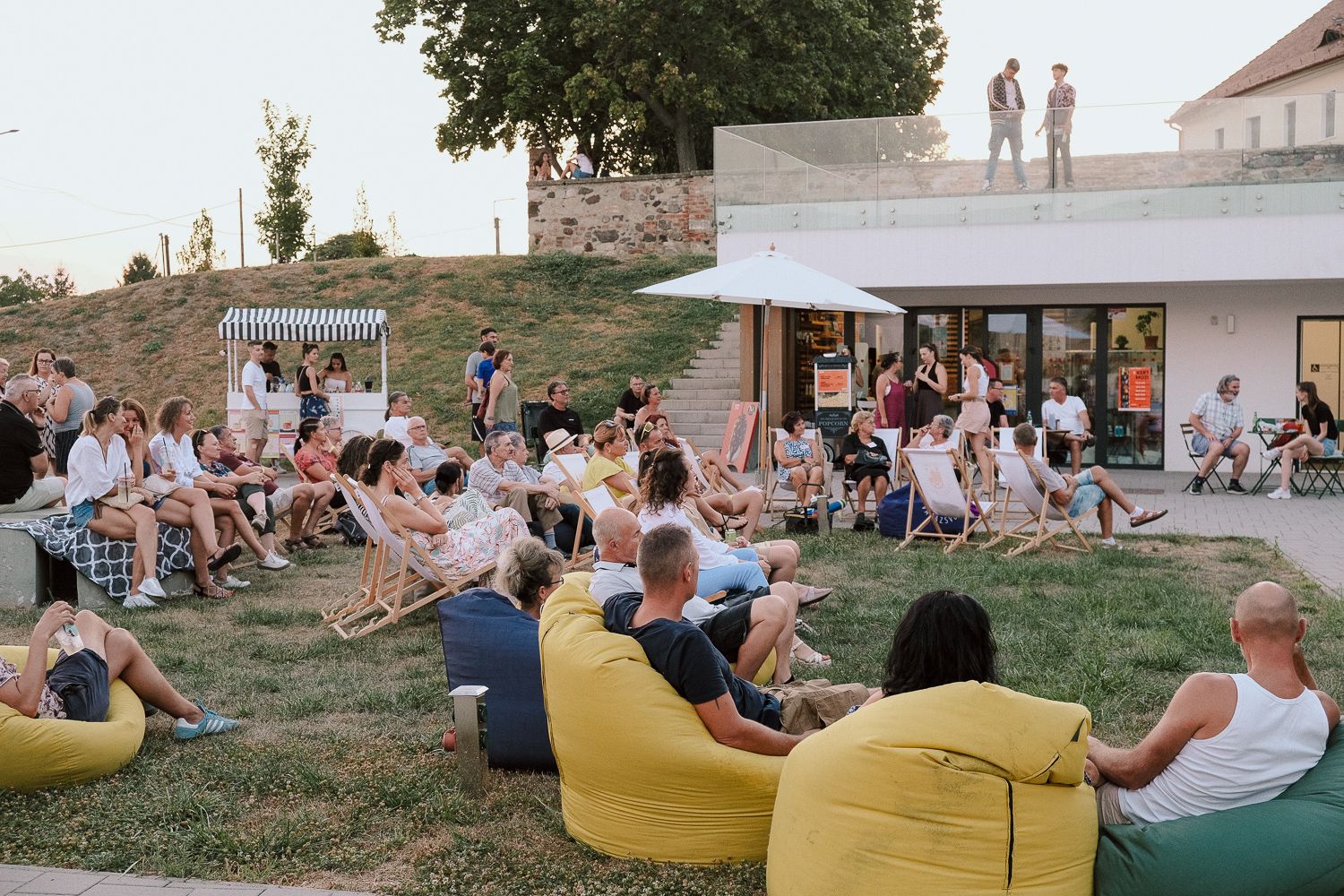 PÉK PLATZ | Kerekasztal beszélgetés | Varázsvölgy KERT MOZI x Nők Civilben Egyesület FILMKLUB - 2024. augusztus 16.