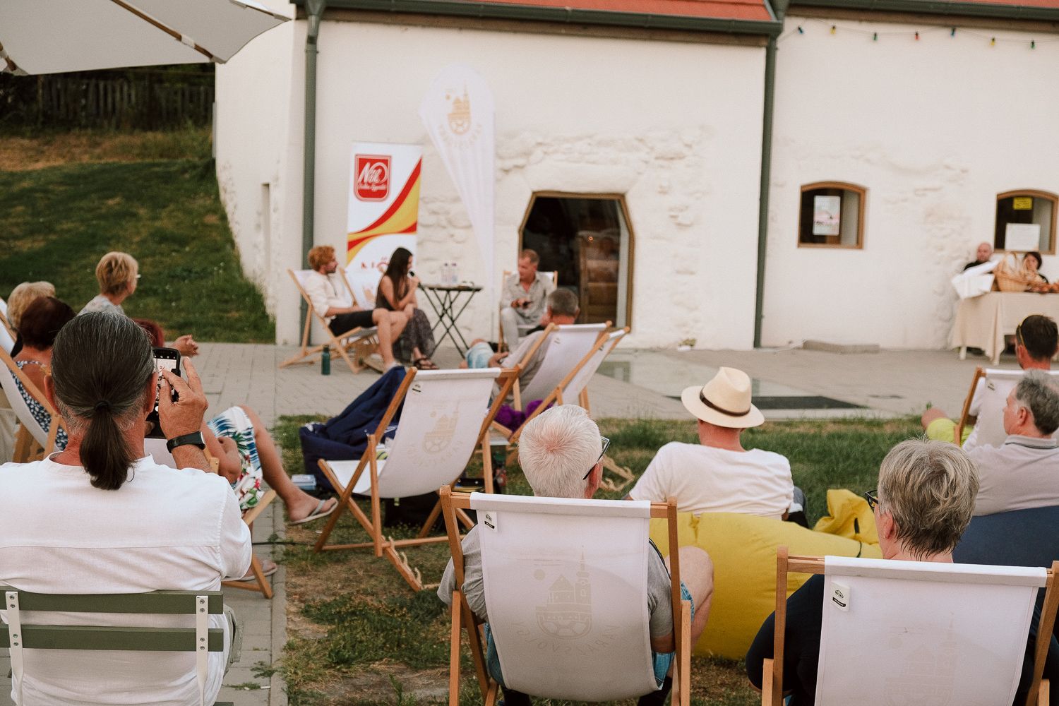 PÉK PLATZ | Kerekasztal beszélgetés | Varázsvölgy KERT MOZI x Nők Civilben Egyesület FILMKLUB - 2024. augusztus 16.