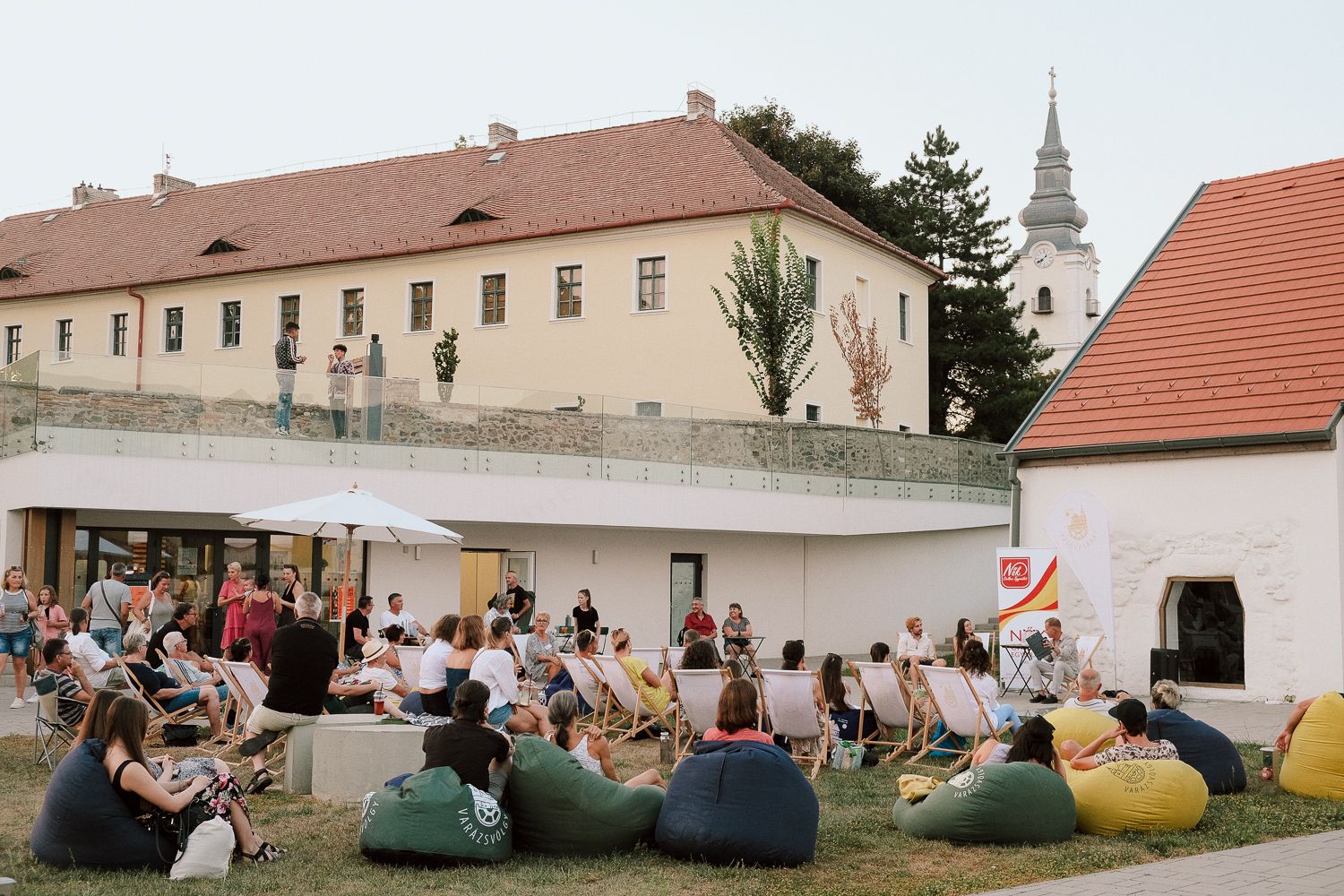 PÉK PLATZ | Kerekasztal beszélgetés | Varázsvölgy KERT MOZI x Nők Civilben Egyesület FILMKLUB - 2024. augusztus 16.