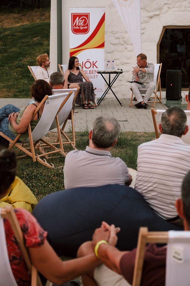 PÉK PLATZ | Kerekasztal beszélgetés | Varázsvölgy KERT MOZI x Nők Civilben Egyesület FILMKLUB - 2024. augusztus 16.