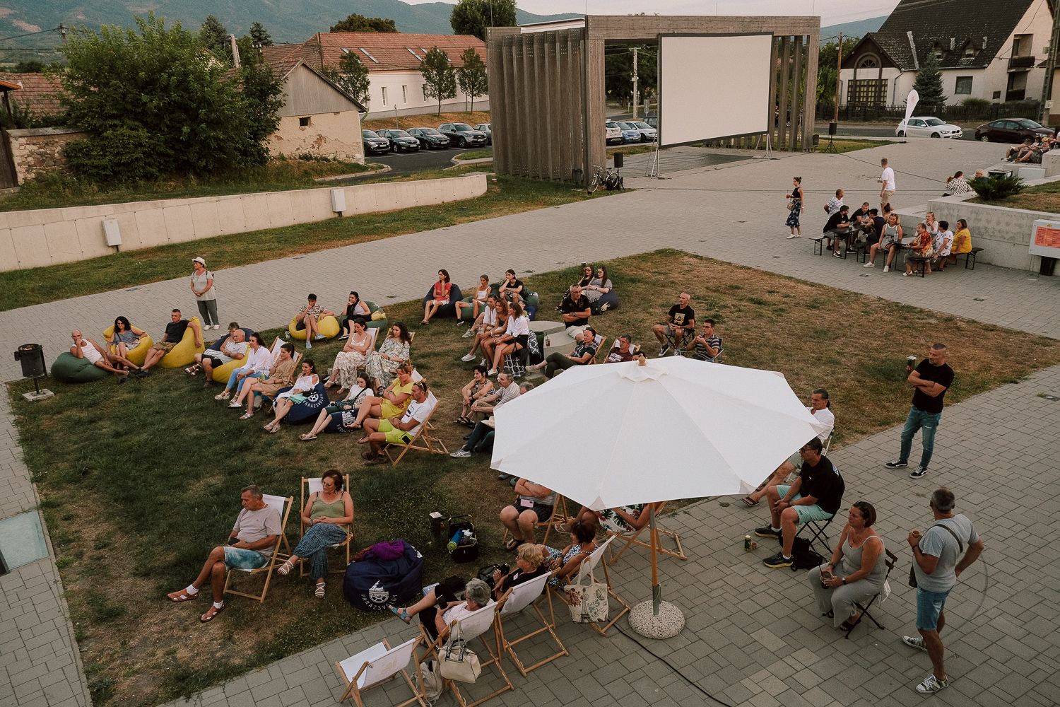 PÉK PLATZ | Kerekasztal beszélgetés | Varázsvölgy KERT MOZI x Nők Civilben Egyesület FILMKLUB - 2024. augusztus 16.