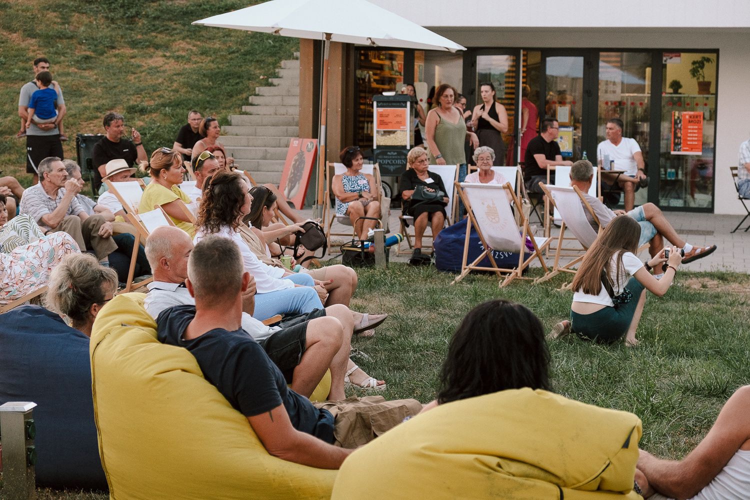 PÉK PLATZ | Kerekasztal beszélgetés | Varázsvölgy KERT MOZI x Nők Civilben Egyesület FILMKLUB - 2024. augusztus 16.