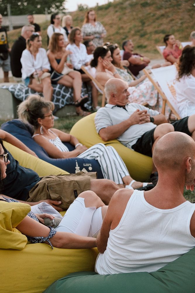 PÉK PLATZ | Kerekasztal beszélgetés | Varázsvölgy KERT MOZI x Nők Civilben Egyesület FILMKLUB - 2024. augusztus 16.