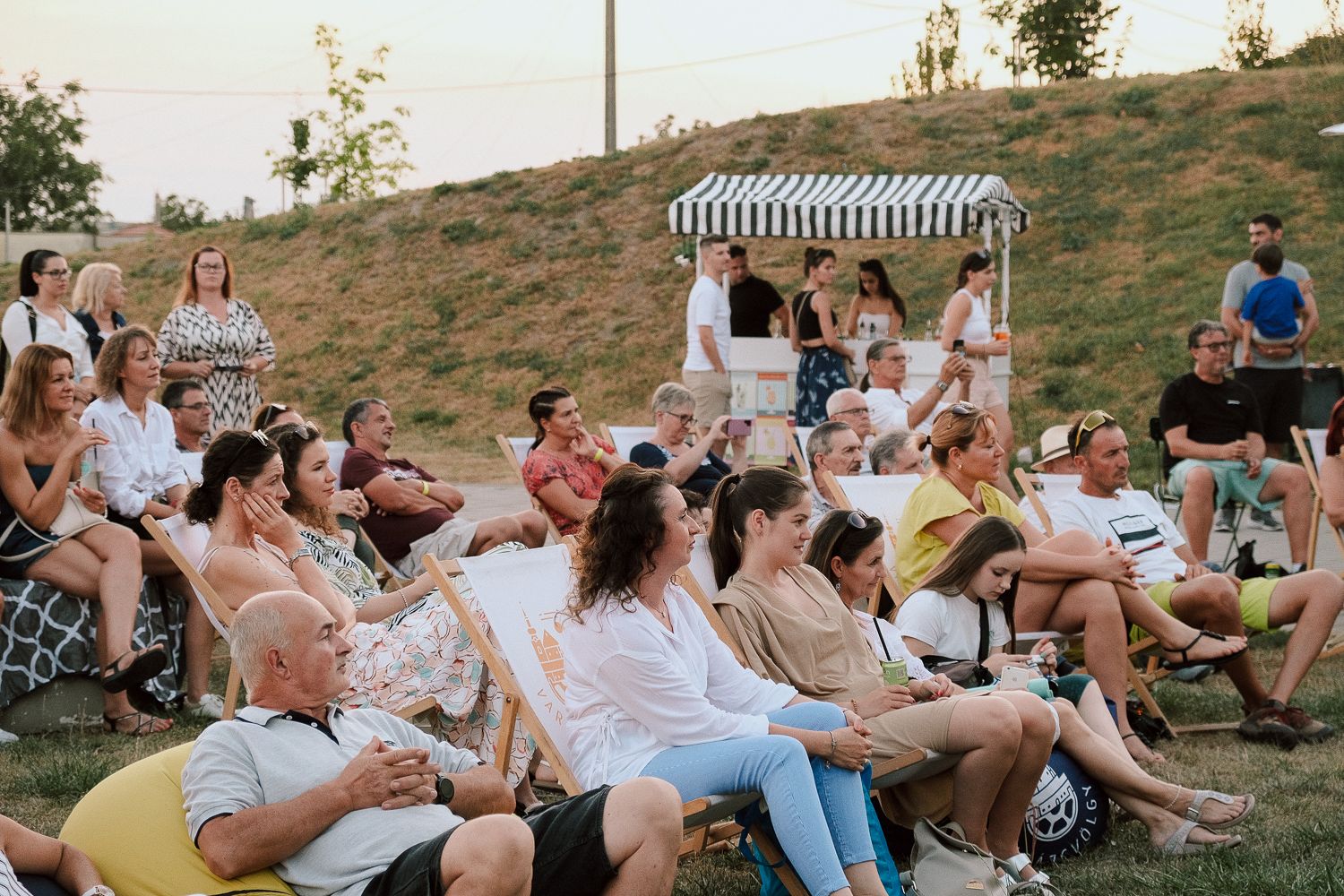 PÉK PLATZ | Kerekasztal beszélgetés | Varázsvölgy KERT MOZI x Nők Civilben Egyesület FILMKLUB - 2024. augusztus 16.