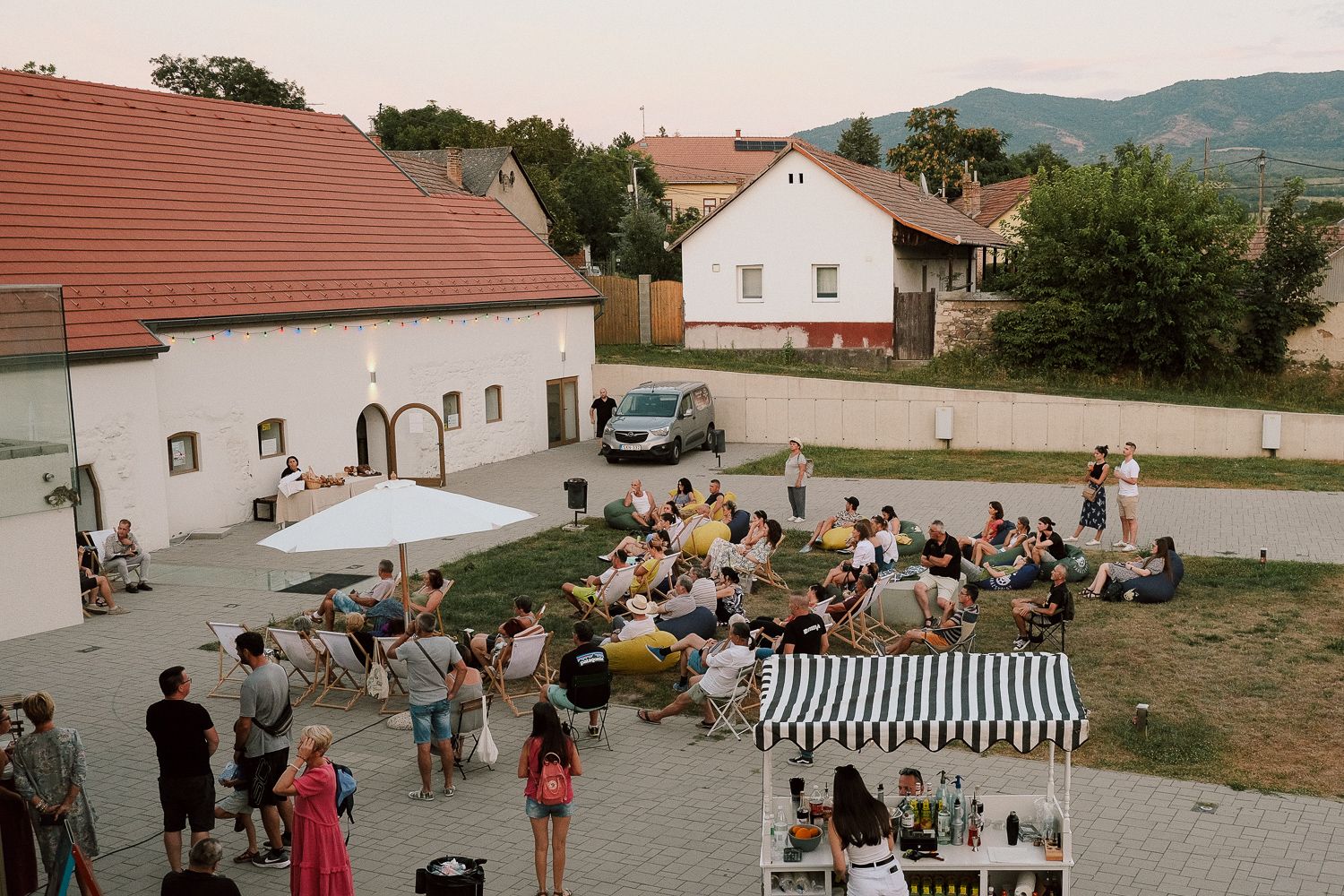 PÉK PLATZ | Kerekasztal beszélgetés | Varázsvölgy KERT MOZI x Nők Civilben Egyesület FILMKLUB - 2024. augusztus 16.